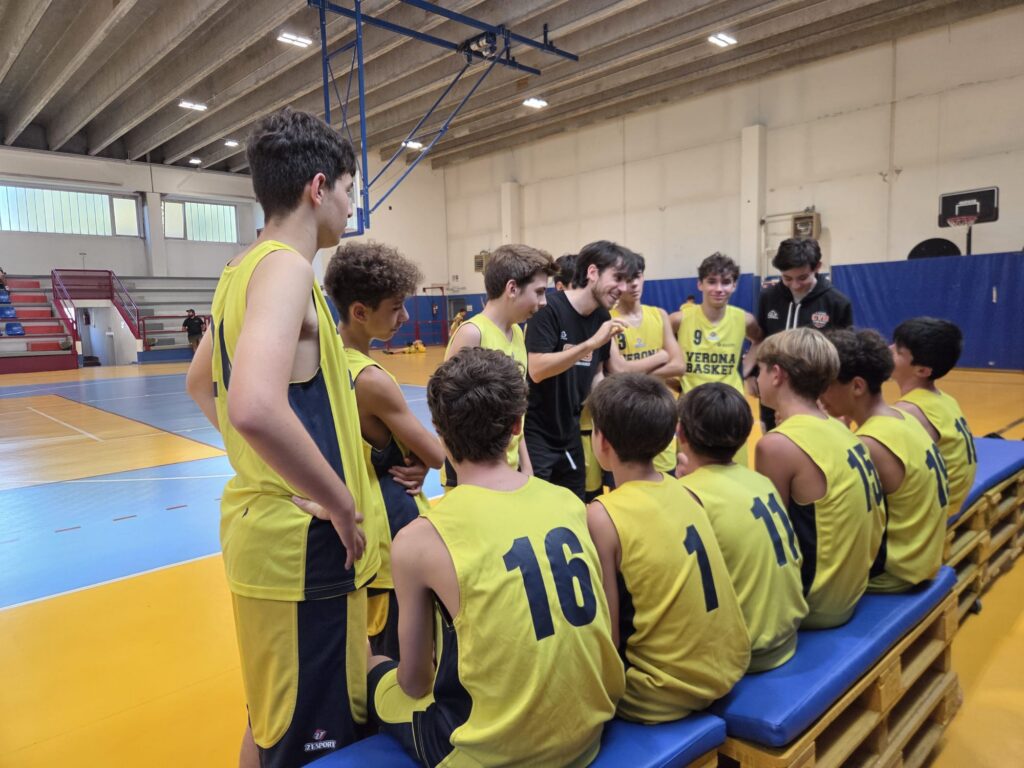 College Verona Basket U15 riunito con lo staff durante il Torneo di Mozzecane